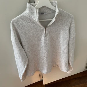 Grå half zip sweater - Jättefin grå tröja med dragkedja som tyvärr inte kommer till användning. Passar på mig som oftast har S i kläder. Använd fåtal gånger ser ut som ny🧚🏼‍♀️