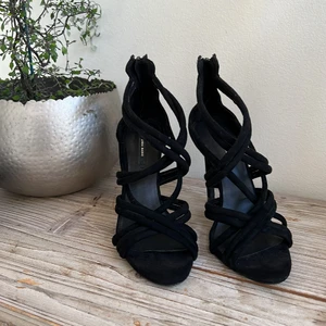 ZARA klackskor - Ett par fina klackskor från ZARA i strl 38. Använda 2-3 gånger, jättebra skick. 