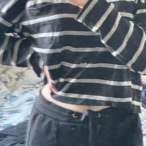 Randig tröja från Monki - Säljer min randiga tröja från Monki i storlek S! Köparen står för frakt, hör av er vid intresse eller frågor och fler bilder! 