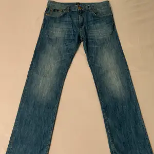 Hugo boss jeans som är gamla men i väldigt bra skick