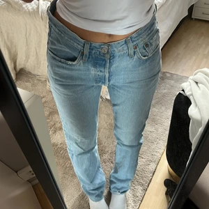 Levis 501 jeans - Snygga 501 levis!! Jag är ca 170 lång🤎
