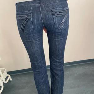 Lågmidjade bootcut jeans! - Så snygga lågmidjade jeans från 7 for all mankind. Fickorna har så coola detaljer!