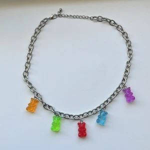 Halsband  - Halsband med färgade gummibjörnar.                       Aldrig använt bra skick, vet inte vart ifrån fick den i födelsedagspresent, men fin är den.                               40kr + frakt