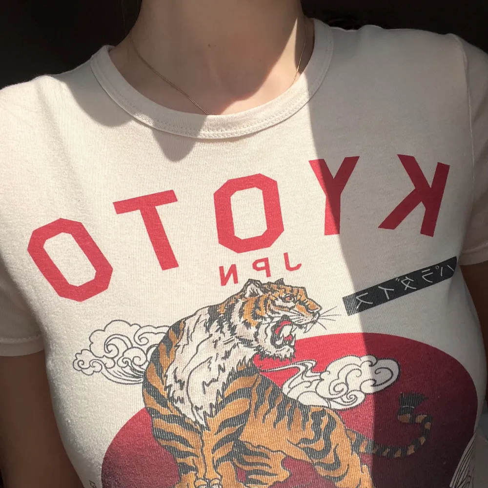 T-shirt från Topshop med Kyoto-tryck, använd endast 1 gång.. Toppar.
