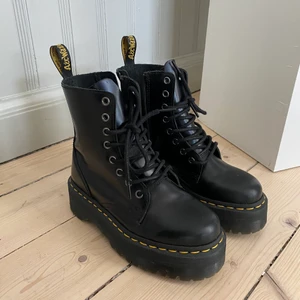 Dr Martens jadon  - Världens bästa boots från Dr martens som tyvärr är för små för mig. Använda 1 gång så skicket är som nytt. 
