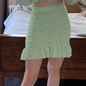 En helt oanvänd kjol, super fin stt ha nu i sommar❤️        Det är bara att fråga om fler bilder! 