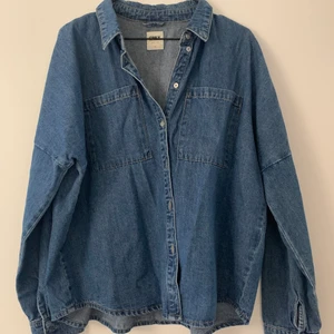 Jeansskjorta, only strl 38 - Blå jeansskjorta från only, storlek 38. Skulle säga den är en aning oversized då jag vanligen är en 42 i onlys tröjor. Snygg som skjorta, overshirt eller fungerar säkert som jacka nu på sommaren👏🏻 Använd nån enstaka gång, fint skick. Säljer för 100kr