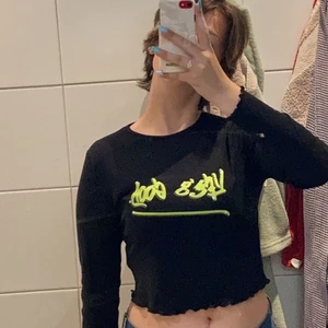 H&M topp - Svart topp med grönt tryck där det står ”lets go” i storlek M! Använd max 2-3 gånger och är i fint skick👍🏻 säljer då den inte kommer till användning! Tyget är i 100% cotton och är stretchigt! Toppen är köpt på H&M! Kontakta vid fler bilder eller intresse!