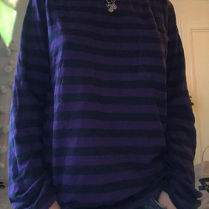 långärmad tröja - lila randlig tröja som är super skön och luftig, perfekt till sommaren. Sitter baggy och har inga tecken på slitage 