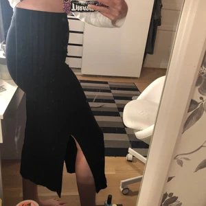 Lång kjol - Jättefin lång kjol med slits på båda sidorna som tyvärr inte kommer till användning 💓