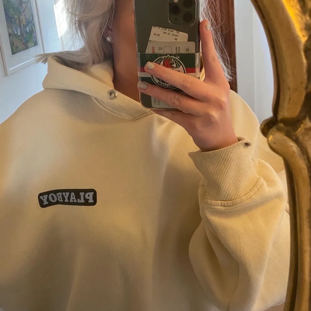 Playboy hoodie beige storlek M säljer BILLIGT vid snabb affär💗💗 kan mötas upp och skickas . Hoodies.