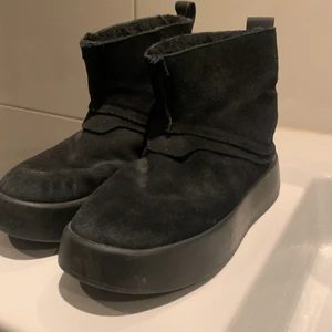 Uggs gammal modell - Skitsnygga Uggs i en gammal modell perfekta tills nästa vinter!❤️