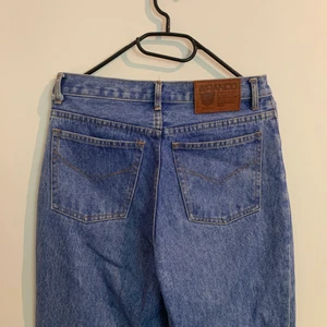 Straight leg Jeans ⭐️ - Jeans i straight leg modell med mid/high waist. Storlek S. Bra skick 🌝