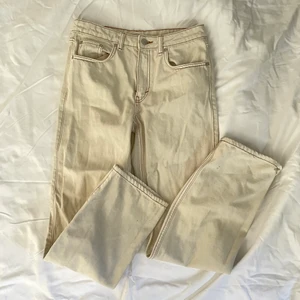 Weekday jeans - Använda fåtal gånger <3 detalj på baken. 