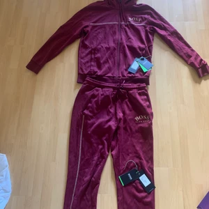 Hugoboss dress  - Dressen e minimalt andvänd och orginal taggs finns kvar och är köpt för 2400kr säljs för 1000kr 