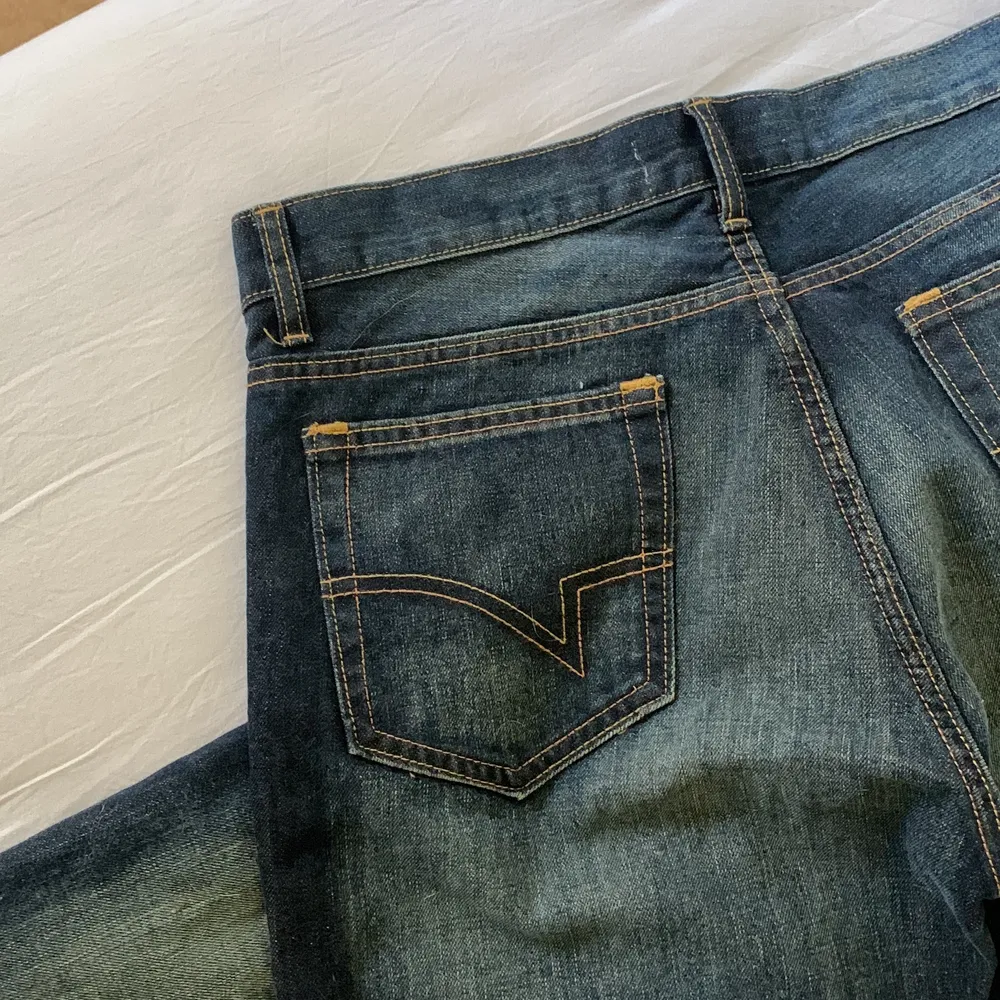 nyanlända jeans i väldigt fin passform! midja: 43cm innerbenslängd: 92cm. Jeans & Byxor.