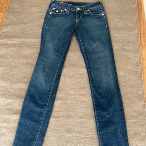 True religion jeans stl 23 - Fina True Religion jeans j stl 23, skinny modell med låg midja. Skickar med frimärken för 60:-(alltså frakten blir 60:-)