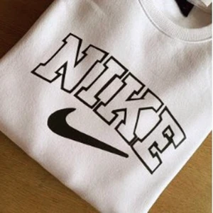 Oversized nike sweatshirt  - Vit sweatshirt med Nike tryck. Om du vill ha den lite oversized siza upp. Skickas inom 1-2 dagar