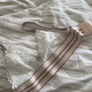 Bh topp  - Använd 1 gång. Borttagen lapp. Vad jag minns är den köpt på Lindex. Passar 36. 