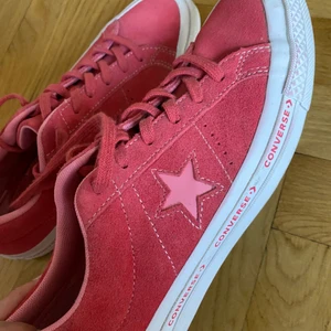 Rosa Converse mocka  - Coola rosa Converse i mocka. Helt oanvända💘