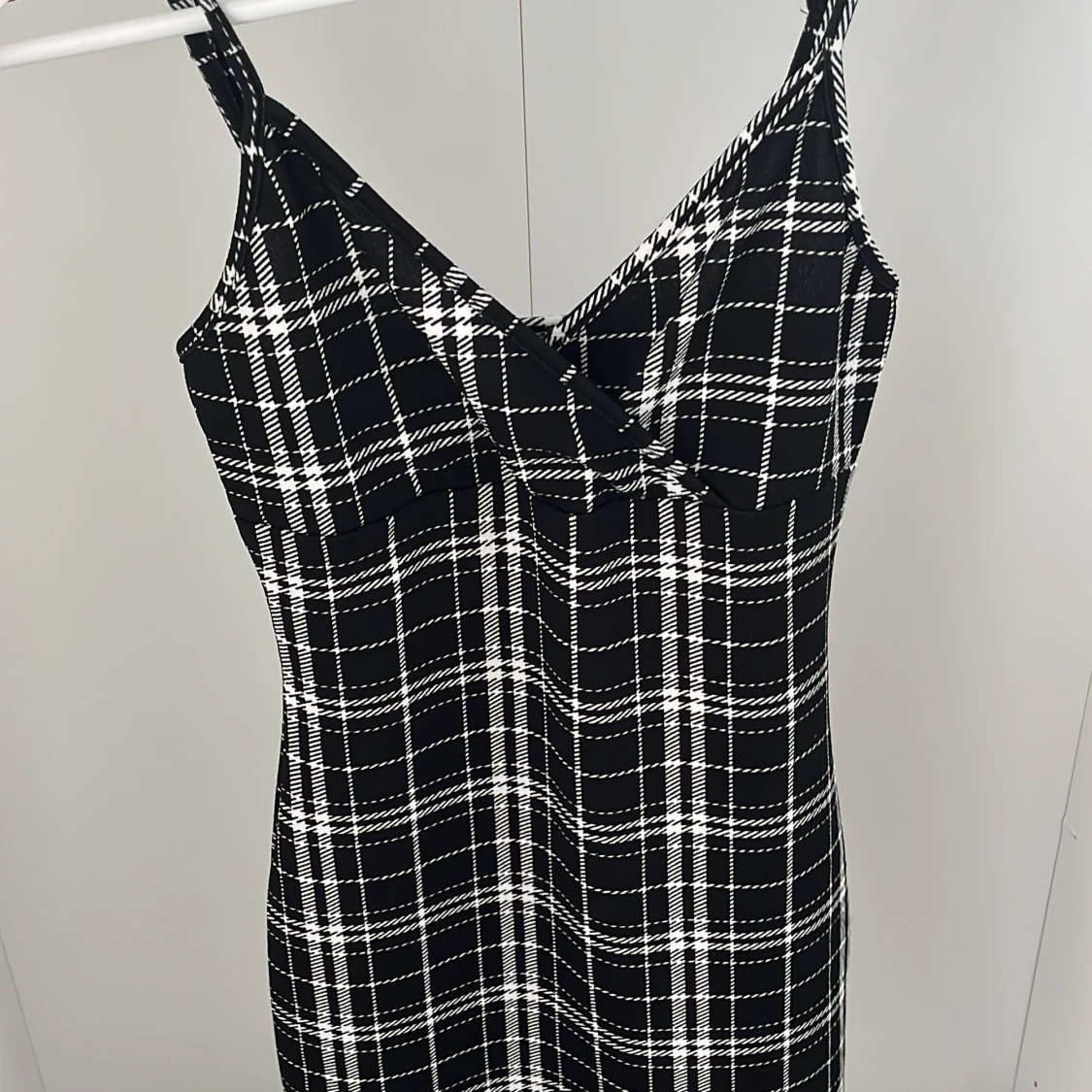 Kort svartrutig klänning - 91
