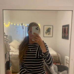 Tommy Hilfiger Tröja - Långärmad m ”slits” och snörning. 