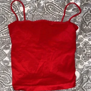 Rött Linne - Säljer dethär fina röda linnet från gina tricot i modellen ”scarlet singlet”, storlek Xs. Nypris är 99kr, jag säljer det för 20kr + 29kr spårbar frakt, säljer det pga att det är för litet för mig! Hör gärna av er vid intresse eller frågor 💗