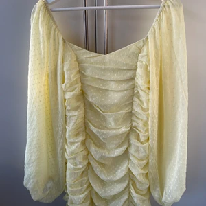 Klänning Asos - Tight klänning med vida ärmar. Så snygg men har blivit för liten för mig😞💕  Använd 2 ggr.