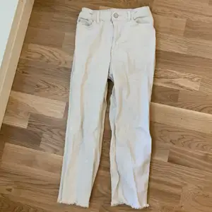 Ett par vit/beigea jeans