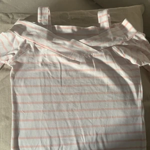 Randig tröja polarn och pyret  - Söt rosarandig tröja som visar lite av axlarna, inte mycket använd. Kommer starta en budgivning, startpriset är 80kr!