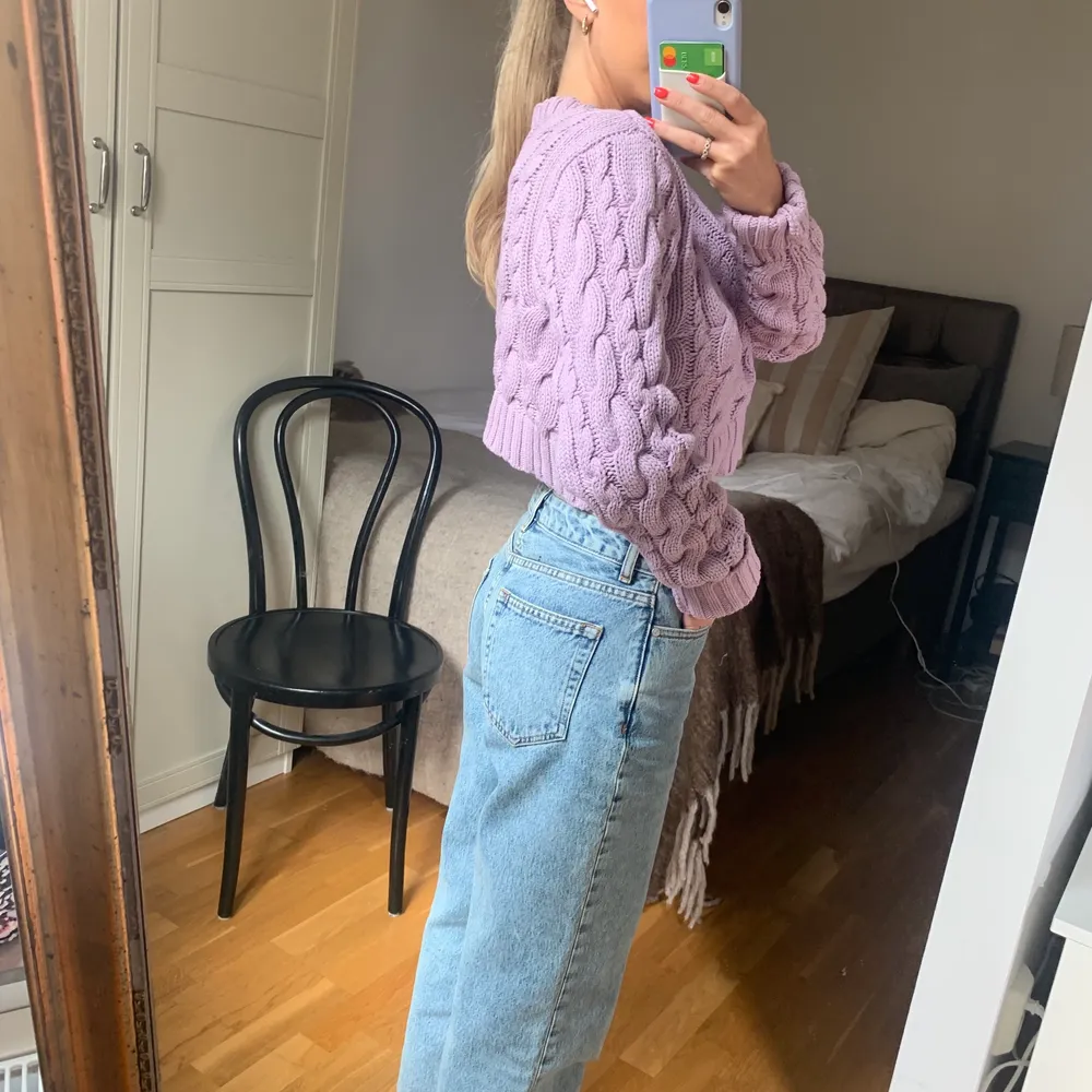 Mysig cropped stickad tröja från NA-KD. Använd endast 1 gång. Snygg till sommaren med vita jeans eller slängd över axlarna💓. Stickat.