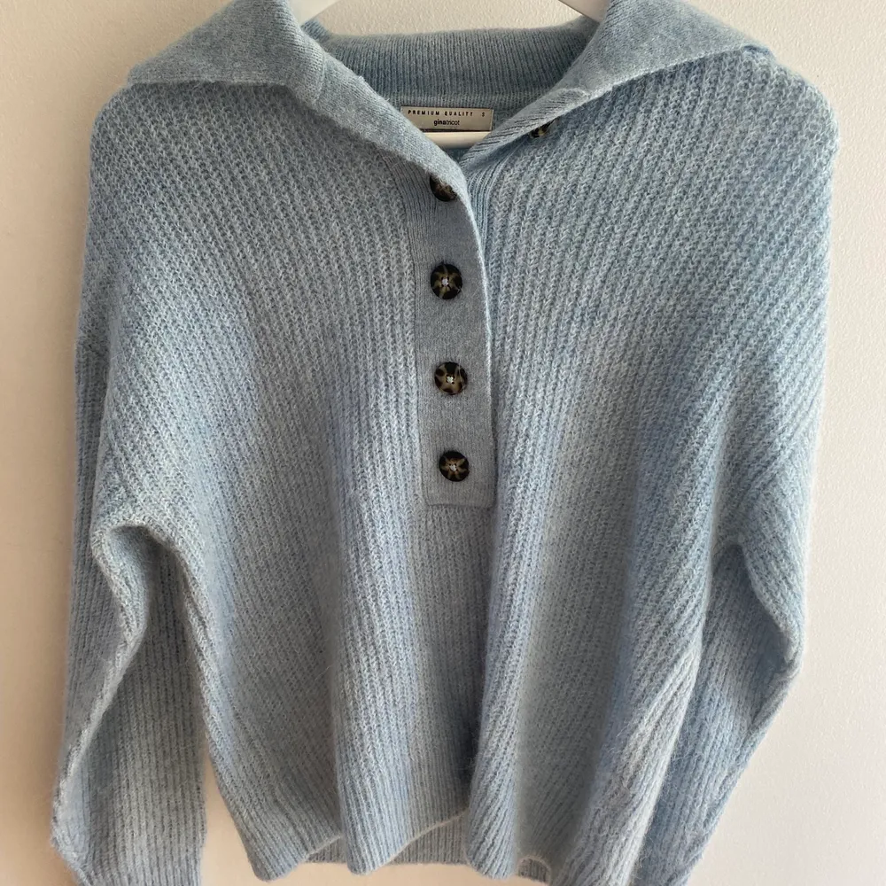 Ljusblå stickad tröja från Gina. Debbie knuttes sweater. Helt oanvänd, nypris 400kr. Tröjor & Koftor.