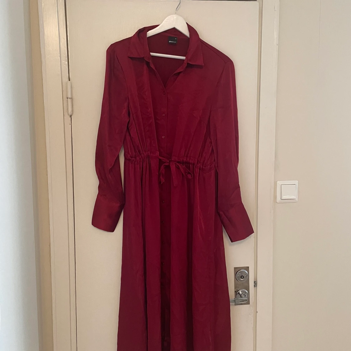 Lång röd satinklänning