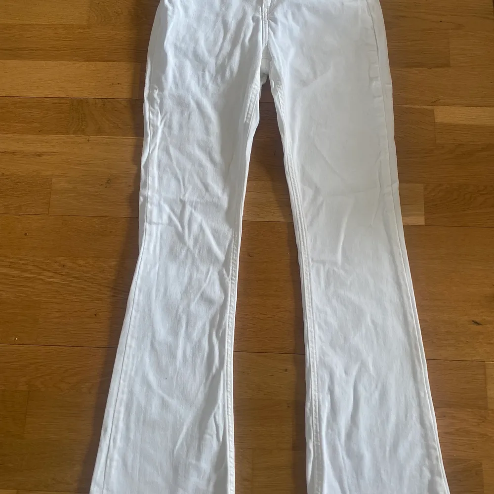 Ett par vita jeans från ginatricot som är helt oanvända då jag råka köpa fel stl. Köpte dessa för 599 kr och säljer nu för 250 kr💖. Jeans & Byxor.