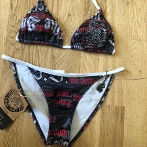 Ny deadstock bikini - [RESERVERAD] NY! Så himla cool y2k deadstock (säljs ej längre) bikini från Scorpion med massa fina detaljer! Säljer även en liknande i rosa. Frakt: 45 (postnord påse S)