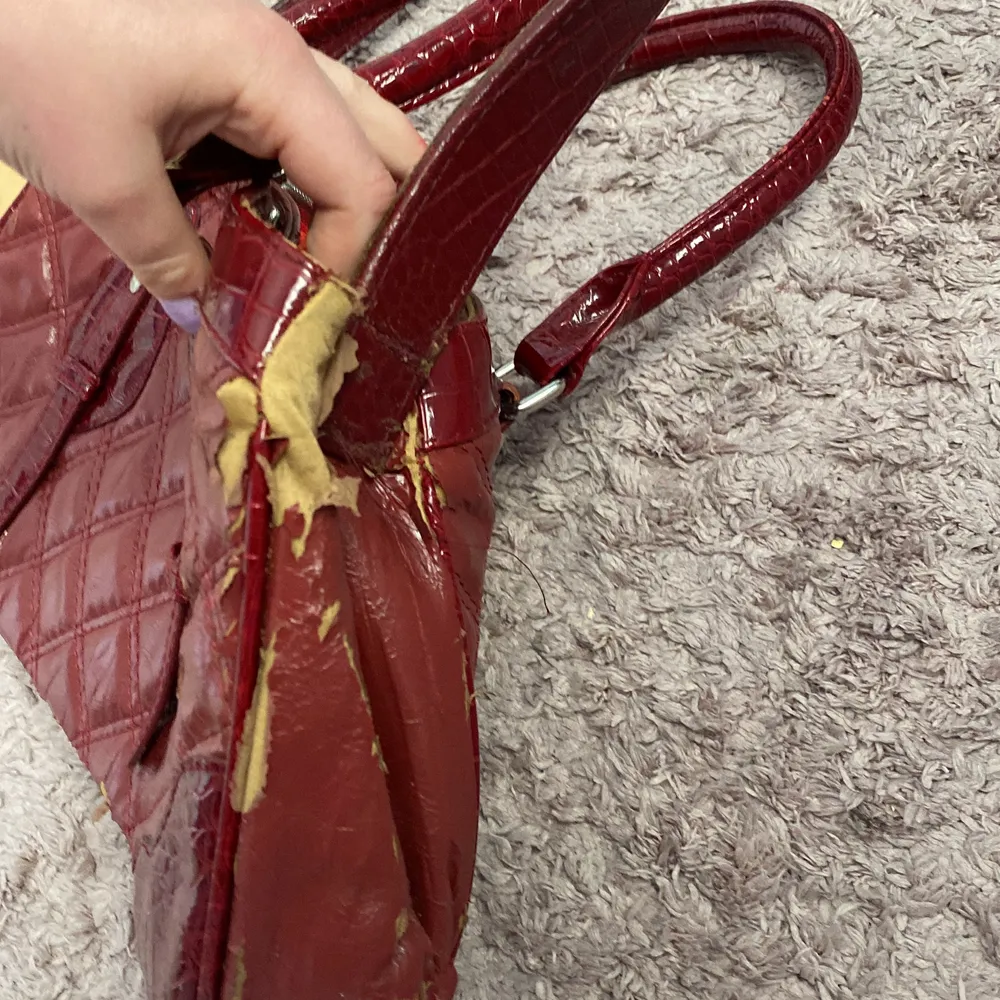 Röd vintage Prada väska tyvärr är den sliten därav priset de långa bandet har en skräddare sytt på men de går att ta av om man inte vill ha det💕 tveka inte om att höra av dig 💕💕💕pris kan diskuteras . Väskor.