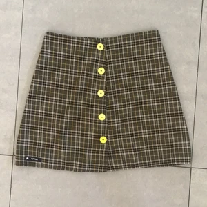 Handsydd kjol från spooon - Supersöt kjol köpt på butik kubik i gbg och handsydd av märket spooon, så den är helt unik! Därför finns det ingen storlek, men jag skulle gissa på att det är en 36/38! Köparen står för frakten!🪐