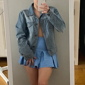  Jeansjacka  -  En fin smått oversize jeansjacka som aldrig kommit till användning. Om du har några frågor eller vill ha fler bilder är det bara att kontakta mig 😊