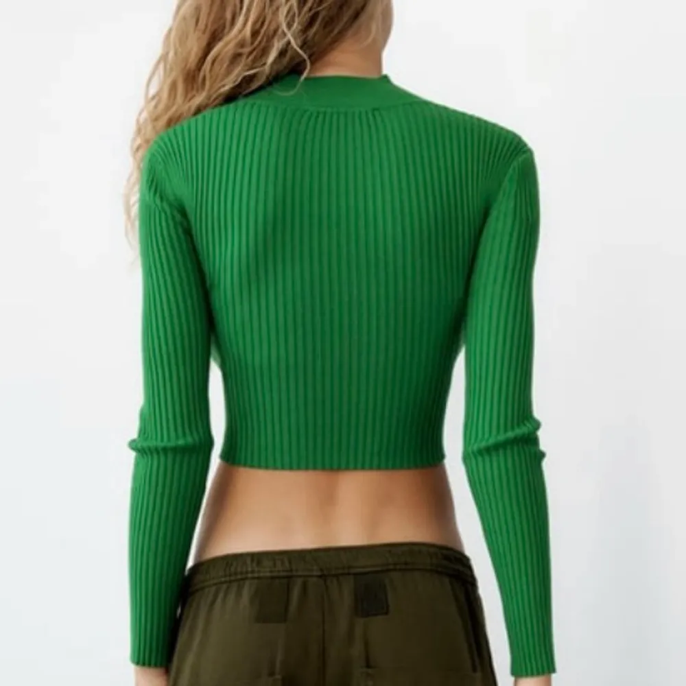 Jättefin grön tröja från Zara i storlek S! Alldrig använd så i nyskick💚 Kan mötas i Stockholm annars står köpare för frakt. Tröjor & Koftor.