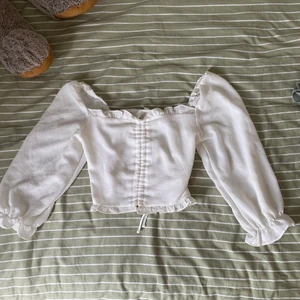 Vit topp💗 - Vit topp, står ej vart den är från💗 passar perfekt nu till midsommar och passar alla storlekar från S-L, bra skick💗 frakt tillkommer