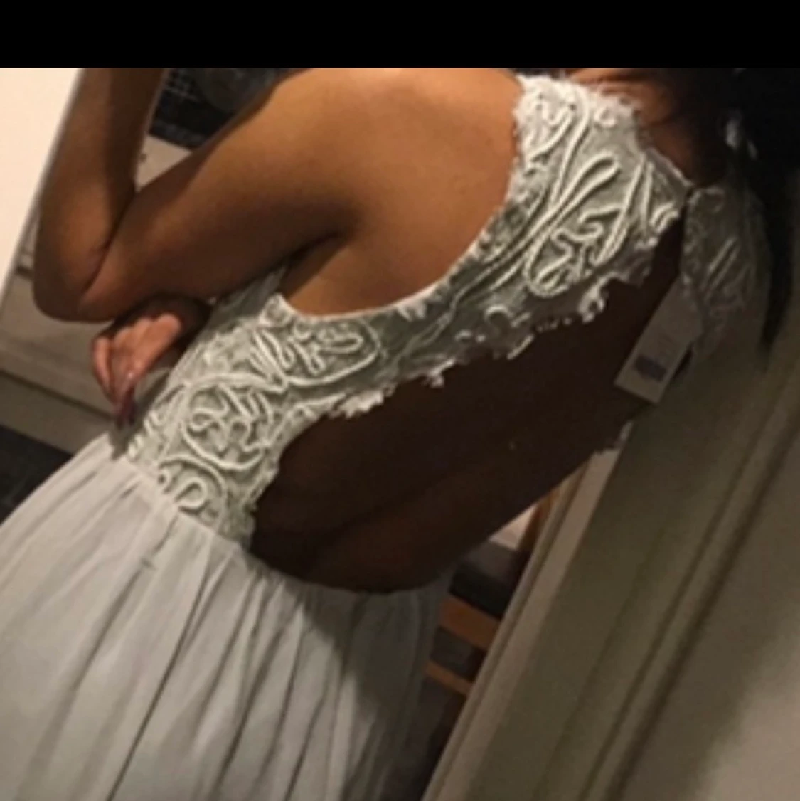 Ljusgrå långklänning i chiffongtyg - 91