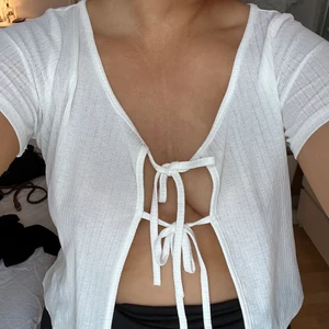 Vit topp - Aldrig använd topp med snörning, storlek S 