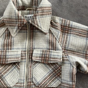 Trendig jacka från NAKD - Oanvänd jacka från NAKD i storlek 34, lite oversized passform på mig som är 155 cm ocv vanligtvis bär storlek 32. Den går ävem att fraktas, bara lite osäker på pris. Skicka ett meddelande vid frågor💓