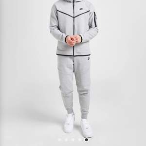 Hej jag säljer min nya Nike tech dress i storlek S. Pris kan diskuteras vid snabb affär.
