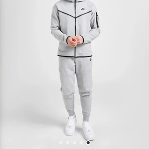 Nike tech dress - Hej jag säljer min nya Nike tech dress i storlek S. Pris kan diskuteras vid snabb affär.