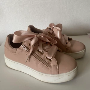 Rosa vox skor💖 - Jättegulliga rosa skor från vox! Lite smuts på sulan men i väldigt bra skick! Ord.pris 349💖