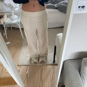 Lågmidjade linnebyxor  - Säljer dessa assnygga lågmidjade linnebyxor ifrån hm köpta förra året. De är långa i benen och sitter väldigt bra. Priset går att diskutera, men frakten ingår inte🎸🫶🏼 buda på
