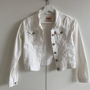 Jeansjacka  - En vit Levis jacka som är perfekt till vår och sommar. Använt flitigt men är fortfarande i bra skick🤍 kontakta privat om frågor eller fler bilder ☺️
