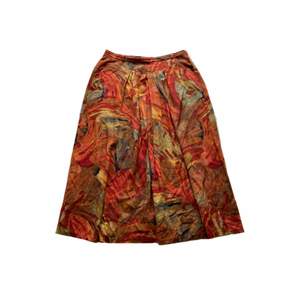Mönstrad kjol med fin skärning vid midjan! Midjemåttet är 37 cm och längden nästan 75 cm. Hör av dig om du har frågor eller är intresserad!❤️