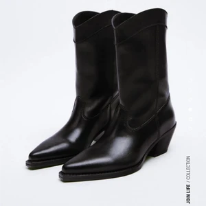 Högklackad cowboyboots zara  - Säljer slutsålda cowboybootsen från zara i svart skinn i storlek 38, passar en 37a också. Oanvända och ligger i kartongen! Perfekta sommar bootsen och matcha barbent till 🥰 